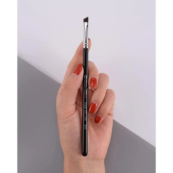 Eyeliner Brush Fine Angled Eigshow Pro Precision Eye Liner  Makeup Brush (E835) - Picture 3 of 9